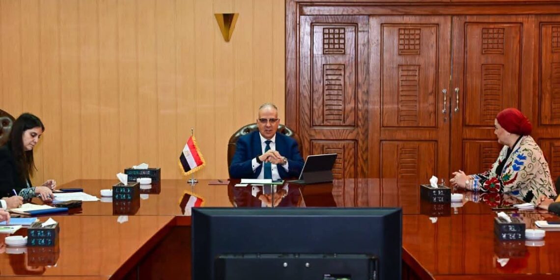 الري تبحث مع القومي للطفولة واليونيسف تمكين الفتيات عبر تدوير ورد النيل