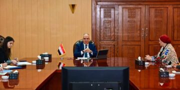 الري تبحث مع القومي للطفولة واليونيسف تمكين الفتيات عبر تدوير ورد النيل