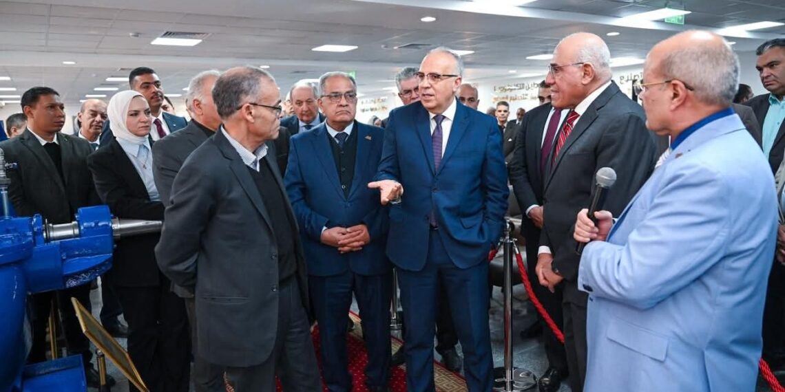 رئيس العربية للتصنيع ووزير الري يتفقدان مركز التصنيع الرقمي بمصنع المحركات