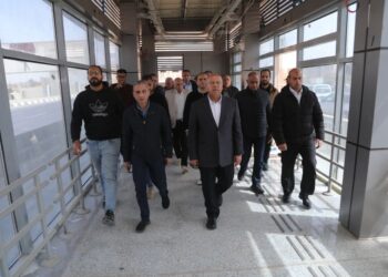وزير النقل يتفقد جاهزية المرحلة الثانية من مشروع الأتوبيس الترددي السريع