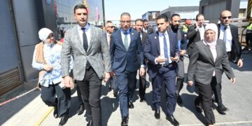 وزير الصناعة ومحافظ الجيزة يتفقدان مصنع «دلمار» للزجاج والألومنيوم