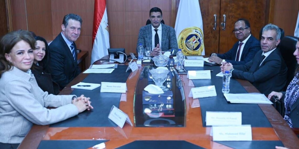 مصر والبنك الأوروبي يبحثان دعم الصناعات الخضراء وخفض الانبعاثات