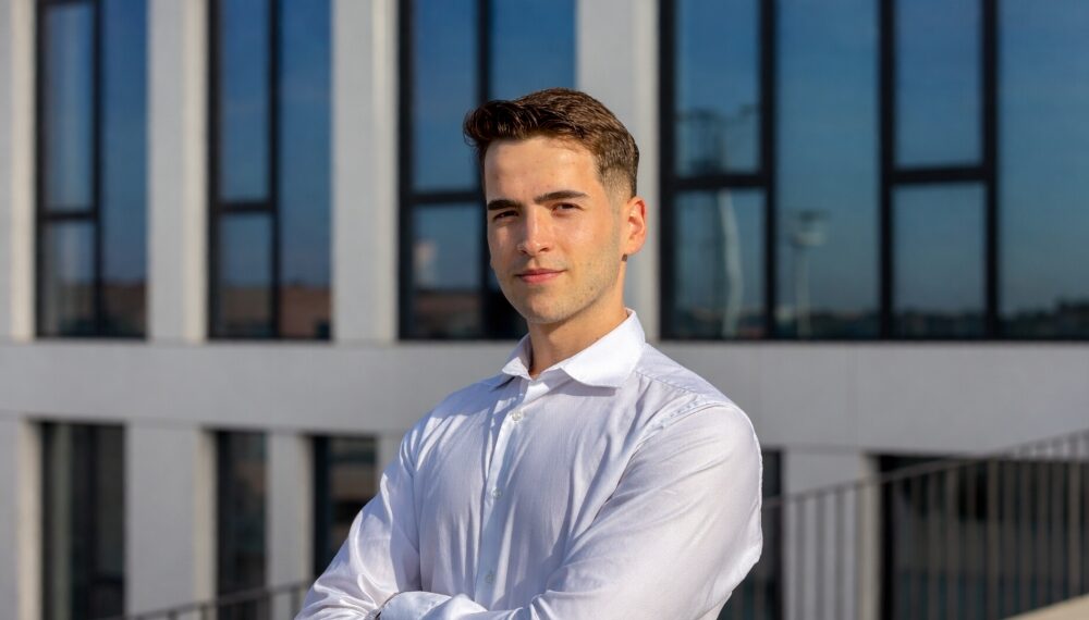 الذهب يتراجع بشكل حاد مع ارتفاع أسعار الفائدة وضغوط التضخم