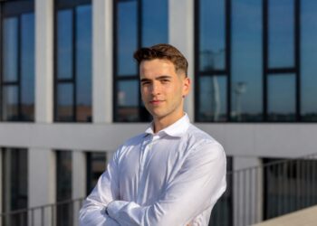 الذهب يتراجع بشكل حاد مع ارتفاع أسعار الفائدة وضغوط التضخم