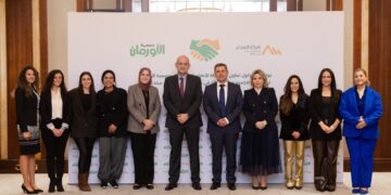 الأهرام للمشروبات والأورمان تنشئان 50 بئرًا لحصاد مياه الأمطار في مطروح   وقعت شركة الأهرام للمشروبات اتفاقية تعاون مع جمعية الأورمان، بهدف إنشاء 50  بئرًا لتجميع مياه الأمطار في محافظة مرسى مطروح، والتي تعد إحدى أكثر المناطق التى تعانى من ندرة المياه في مصر. ويأتي توقيع هذا الاتفاق تزامنًا مع اليوم العالمي للمياه في 22 مارس، تأكيدًا على أهمية الإدارة المستدامة للموارد المائية و اتاحة مياه نظيفة  وتعزيز سبل عيش للمجتمعات في المناطق الأكثر احتياجًا، من خلال العمل علي التعاون للحفاظ على الموارد المائية للأجيال القادمة.   ومن المتوقع أن يستفيد من هذه المبادرة بشكل مباشر أكثر من 250  مستفيدًا، بما يسهم في تعزيز قدرة المجتمعات على التكيف وتحسين فرص الحصول على المياه النظيفة في الاحتياجات اليومية.   تم تصميم غرف تخزين المياه داخل الآبار بحيث يتجاوز العمر التشغيلي المتوقع لها 50 عامًا، في خطوة تعكس استثمارًا طويل الأجل في بناء بنية تحتية قوية تتناسب مع الظروف البيئية المحلية.   ويأتي هذا المشروع ضمن استراتيجية الإستدامة البيئية لشركة الأهرام للمشروبات التى تتضمن  إدارة الموارد  المائية ، والتي نجحت من خلالها الشركة في تحقيق أكثر من 205٪  من مستهدفاتها لموازنة المياه حتى نهاية عام 2025، من خلال إعادة أكثر من ضعف كمية المياه التي تستخدمها في عملياتها التشغيلية باتاحة مياه نظيفة للمجتمعات المصرية.   وإلى جانب إنجازاتها في ذلك، حققت شركة الأهرام للمشروبات تقدمًا ملحوظًا في خفض استهلاك المياه وتعزيز إعادة استخدام الموارد المائية داخل مصانعها الأربعة.  وقع بروتوكول التعاون نيكولاي ملادينوف،  العضو المنتدب لشركة الأهرام للمشروبات، وأحمد الجندي، رئيس مجلس إدارة جمعية الأورمان.   وشهد توقيع البروتوكول كل من شيرين عيداروس، رئيس قطاع الشؤون المؤسسية والاستدامة بشركة الأهرام للمشروبات، وسوزان محب،  مديرة ادارة الشراكات المؤسسية بجمعية الأورمان.  وقال نيكولاي ملادينوف،  العضو المنتدب لشركة الأهرام للمشروبات، إن  اتاحة المياه النظيفة للمجتمعات يعد من الأولويات الوطنية المهمة ضمن رؤية مصر 2030 وخطط الدولة للاستدامة على المدى الطويل، مؤكدًا إيمانه بالدور الحيوي الذي يلعبه القطاع الخاص في دعم تحقيق هذه الأولويات الوطنية. وأوضح أن تحقيق الشركة لأكثر من 205٪ من مستهدفاتها في موازنة المياه بنهاية عام 2025 يعكس التزامها بإعادة كميات من المياه إلى الطبيعة والمجتمع تفوق ما تستهلكه، مشيرًا إلى أن هذه الجهود تسهم في دعم أكثر من سبعة من أهداف الأمم المتحدة للتنمية المستدامة، من بينها الصحة الجيدة والرفاه (رقم 3)، والمياه النظيفة والصرف الصحي (رقم 6)، والعمل اللائق والنمو الاقتصادي (رقم 8)، والحد من أوجه عدم المساواة (رقم 10)، والاستهلاك والإنتاج المسؤولان (رقم 12)، والعمل المناخي (رقم 13)، والشراكات لتحقيق الأهداف. (رقم 17).   وأكد أن ذلك يعكس إيمان الشركة بأهمية التنمية المستدامة كعامل أساسي في دعم نمو الأعمال وتمكين المجتمعات وتعزيز  النمو الإقتصادى المستدام .   وقالت شيرين عيداروس، رئيس الشؤون المؤسسية والاستدامة بشركة الأهرام للمشروبات، أن الاستدامة الحقيقية تتحقق من خلال تضافر الجهود بين القطاع الخاص والمجتمع المدني والحكومة والعمل معًا لتحقيق أهداف التنمية المشتركة.   وأوضحت أن التعاون مع جمعية الأورمان في مرسى مطروح لا يقتصر على إنشاء آبار لتجميع المياه فقط، بل يهدف أيضًا إلى دعم المجتمعات في المناطق التي تعاني من ندرة المياه، من خلال توفير مياه نظيفة للأسر والمساهمة في تحسين جودة حياتهم.  واشادت أن دراسات منظمة الصحة العالمية تشير إلى أن كل دولار يُستثمر في قطاع المياه والصرف الصحي يمكن أن يحقق عائدًا اقتصاديًا يصل إلى 4 دولارات، نتيجة تحسن الحالة الصحية وزيادة الإنتاجية وانخفاض تكاليف الرعاية الصحية. حيث تمثل هذه المبادرة امتدادًا طبيعيًا لاستراتيجيتنا التوسعية في الاستدامة البيئية، بما يشمل محور أحواض المياه الصحية، والذي مكننا من إعادة كميات من المياه إلى الطبيعة والمجتمع تفوق استهلاكنا، والتي مكنتها من إعادة كميات من المياه إلى الطبيعة والمجتمع تفوق ما تستهلكه.   وأكدت أن التقدم الذي حققته الشركة يعكس أهمية الشراكات طويلة المدى والحلول التي تعتمد على مشاركة المجتمع، لما لها من دور في إحداث تأثير حقيقي وملموس والمساهمة في بناء مستقبل أفضل للأجيال القادمة.  وقال أحمد الجندي، رئيس مجلس إدارة جمعية الأورمان، إن الشراكة مع شركة الأهرام للمشروبات تمتد لعدة سنوات، مؤكدًا فخر الجمعية بالتأثير الإيجابي الذي تحققه هذه الشراكة سنويًا في حياة الفئات الأكثر احتياجًا.   وأضاف أن تعاون هذا العام يحمل أهمية خاصة، حيث يوفر المشروع المياه لأكثر من 50 أسرة في المناطق الصحراوية بمحافظة مطروح، من خلال آبار لتجميع مياه الأمطار خلال فصل الشتاء، حيث يتم جمع مياه الأمطار وتخزينها داخل الآبار بدلاً من إهدارها في الصحراء، لاستخدامها على مدار العام.   وأوضح أن المياه عنصر أساسي للحياة، وأن مساعدة الأسر على توفير مصدر لمياه الشرب والاستخدامات اليومية تمثل خطوة إنسانية مهمة، معربًا عن فخره بالتعاون مع شركة الأهرام للمشروبات لتنفيذ هذا المشروع. وتنفذ شركة الأهرام للمشروبات استراتيجية موازنة المياه من خلال عدد من المبادرات التي تهدف إلى تحقيق تأثير ملموس في مجال إدارة الموارد المائية، من بينها مشروع مياه سيوة، الذي دعم إنشاء أربع محطات لمعالجة المياه بطاقة تخزين تصل إلى 1000 متر مكعب يوميًا، لتوفير مياه شرب آمنة ونظيفة لنحو 6 ألف مستفيد من أهالى سيوة.   كما تدعم الشركة ممارسات الزراعة المستدامة من خلال تعاونها مع مركز البحوث الزراعية منذ عام 2015، إلى جانب تطبيق تقييم استدامة للمزارع. وتهدف هذه الجهود إلى تحسين جودة المحاصيل وتقليل البصمة الكربونية وتعزيز أساليب الزراعة المستدامة، فضلًا عن خفض استهلاك المياه في سلاسل التوريد الزراعية، وهو ما ساهم في تحقيق توفير سنوي في المياه يقدر بنحو 530 ألف متر مكعب.  ومع التوسع في مشروعات حصاد مياه الأمطار في مرسى مطروح، تواصل الشركة تطبيق نهج إعادة المياه إلى الطبيعة والمجتمع، بما يؤكد دور القطاع الخاص كشريك مهم في دعم جهود مصر لإتاحة مياه نظيفة ، إلى جانب تحقيق فوائد ملموسة للمجتمعات التي تعاني من نقص المياهوالعمل على تحسين جودة الحياة للأفراد و المجتمعات.