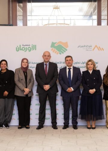 الأهرام للمشروبات والأورمان تنشئان 50 بئرًا لحصاد مياه الأمطار في مطروح   وقعت شركة الأهرام للمشروبات اتفاقية تعاون مع جمعية الأورمان، بهدف إنشاء 50  بئرًا لتجميع مياه الأمطار في محافظة مرسى مطروح، والتي تعد إحدى أكثر المناطق التى تعانى من ندرة المياه في مصر. ويأتي توقيع هذا الاتفاق تزامنًا مع اليوم العالمي للمياه في 22 مارس، تأكيدًا على أهمية الإدارة المستدامة للموارد المائية و اتاحة مياه نظيفة  وتعزيز سبل عيش للمجتمعات في المناطق الأكثر احتياجًا، من خلال العمل علي التعاون للحفاظ على الموارد المائية للأجيال القادمة.   ومن المتوقع أن يستفيد من هذه المبادرة بشكل مباشر أكثر من 250  مستفيدًا، بما يسهم في تعزيز قدرة المجتمعات على التكيف وتحسين فرص الحصول على المياه النظيفة في الاحتياجات اليومية.   تم تصميم غرف تخزين المياه داخل الآبار بحيث يتجاوز العمر التشغيلي المتوقع لها 50 عامًا، في خطوة تعكس استثمارًا طويل الأجل في بناء بنية تحتية قوية تتناسب مع الظروف البيئية المحلية.   ويأتي هذا المشروع ضمن استراتيجية الإستدامة البيئية لشركة الأهرام للمشروبات التى تتضمن  إدارة الموارد  المائية ، والتي نجحت من خلالها الشركة في تحقيق أكثر من 205٪  من مستهدفاتها لموازنة المياه حتى نهاية عام 2025، من خلال إعادة أكثر من ضعف كمية المياه التي تستخدمها في عملياتها التشغيلية باتاحة مياه نظيفة للمجتمعات المصرية.   وإلى جانب إنجازاتها في ذلك، حققت شركة الأهرام للمشروبات تقدمًا ملحوظًا في خفض استهلاك المياه وتعزيز إعادة استخدام الموارد المائية داخل مصانعها الأربعة.  وقع بروتوكول التعاون نيكولاي ملادينوف،  العضو المنتدب لشركة الأهرام للمشروبات، وأحمد الجندي، رئيس مجلس إدارة جمعية الأورمان.   وشهد توقيع البروتوكول كل من شيرين عيداروس، رئيس قطاع الشؤون المؤسسية والاستدامة بشركة الأهرام للمشروبات، وسوزان محب،  مديرة ادارة الشراكات المؤسسية بجمعية الأورمان.  وقال نيكولاي ملادينوف،  العضو المنتدب لشركة الأهرام للمشروبات، إن  اتاحة المياه النظيفة للمجتمعات يعد من الأولويات الوطنية المهمة ضمن رؤية مصر 2030 وخطط الدولة للاستدامة على المدى الطويل، مؤكدًا إيمانه بالدور الحيوي الذي يلعبه القطاع الخاص في دعم تحقيق هذه الأولويات الوطنية. وأوضح أن تحقيق الشركة لأكثر من 205٪ من مستهدفاتها في موازنة المياه بنهاية عام 2025 يعكس التزامها بإعادة كميات من المياه إلى الطبيعة والمجتمع تفوق ما تستهلكه، مشيرًا إلى أن هذه الجهود تسهم في دعم أكثر من سبعة من أهداف الأمم المتحدة للتنمية المستدامة، من بينها الصحة الجيدة والرفاه (رقم 3)، والمياه النظيفة والصرف الصحي (رقم 6)، والعمل اللائق والنمو الاقتصادي (رقم 8)، والحد من أوجه عدم المساواة (رقم 10)، والاستهلاك والإنتاج المسؤولان (رقم 12)، والعمل المناخي (رقم 13)، والشراكات لتحقيق الأهداف. (رقم 17).   وأكد أن ذلك يعكس إيمان الشركة بأهمية التنمية المستدامة كعامل أساسي في دعم نمو الأعمال وتمكين المجتمعات وتعزيز  النمو الإقتصادى المستدام .   وقالت شيرين عيداروس، رئيس الشؤون المؤسسية والاستدامة بشركة الأهرام للمشروبات، أن الاستدامة الحقيقية تتحقق من خلال تضافر الجهود بين القطاع الخاص والمجتمع المدني والحكومة والعمل معًا لتحقيق أهداف التنمية المشتركة.   وأوضحت أن التعاون مع جمعية الأورمان في مرسى مطروح لا يقتصر على إنشاء آبار لتجميع المياه فقط، بل يهدف أيضًا إلى دعم المجتمعات في المناطق التي تعاني من ندرة المياه، من خلال توفير مياه نظيفة للأسر والمساهمة في تحسين جودة حياتهم.  واشادت أن دراسات منظمة الصحة العالمية تشير إلى أن كل دولار يُستثمر في قطاع المياه والصرف الصحي يمكن أن يحقق عائدًا اقتصاديًا يصل إلى 4 دولارات، نتيجة تحسن الحالة الصحية وزيادة الإنتاجية وانخفاض تكاليف الرعاية الصحية. حيث تمثل هذه المبادرة امتدادًا طبيعيًا لاستراتيجيتنا التوسعية في الاستدامة البيئية، بما يشمل محور أحواض المياه الصحية، والذي مكننا من إعادة كميات من المياه إلى الطبيعة والمجتمع تفوق استهلاكنا، والتي مكنتها من إعادة كميات من المياه إلى الطبيعة والمجتمع تفوق ما تستهلكه.   وأكدت أن التقدم الذي حققته الشركة يعكس أهمية الشراكات طويلة المدى والحلول التي تعتمد على مشاركة المجتمع، لما لها من دور في إحداث تأثير حقيقي وملموس والمساهمة في بناء مستقبل أفضل للأجيال القادمة.  وقال أحمد الجندي، رئيس مجلس إدارة جمعية الأورمان، إن الشراكة مع شركة الأهرام للمشروبات تمتد لعدة سنوات، مؤكدًا فخر الجمعية بالتأثير الإيجابي الذي تحققه هذه الشراكة سنويًا في حياة الفئات الأكثر احتياجًا.   وأضاف أن تعاون هذا العام يحمل أهمية خاصة، حيث يوفر المشروع المياه لأكثر من 50 أسرة في المناطق الصحراوية بمحافظة مطروح، من خلال آبار لتجميع مياه الأمطار خلال فصل الشتاء، حيث يتم جمع مياه الأمطار وتخزينها داخل الآبار بدلاً من إهدارها في الصحراء، لاستخدامها على مدار العام.   وأوضح أن المياه عنصر أساسي للحياة، وأن مساعدة الأسر على توفير مصدر لمياه الشرب والاستخدامات اليومية تمثل خطوة إنسانية مهمة، معربًا عن فخره بالتعاون مع شركة الأهرام للمشروبات لتنفيذ هذا المشروع. وتنفذ شركة الأهرام للمشروبات استراتيجية موازنة المياه من خلال عدد من المبادرات التي تهدف إلى تحقيق تأثير ملموس في مجال إدارة الموارد المائية، من بينها مشروع مياه سيوة، الذي دعم إنشاء أربع محطات لمعالجة المياه بطاقة تخزين تصل إلى 1000 متر مكعب يوميًا، لتوفير مياه شرب آمنة ونظيفة لنحو 6 ألف مستفيد من أهالى سيوة.   كما تدعم الشركة ممارسات الزراعة المستدامة من خلال تعاونها مع مركز البحوث الزراعية منذ عام 2015، إلى جانب تطبيق تقييم استدامة للمزارع. وتهدف هذه الجهود إلى تحسين جودة المحاصيل وتقليل البصمة الكربونية وتعزيز أساليب الزراعة المستدامة، فضلًا عن خفض استهلاك المياه في سلاسل التوريد الزراعية، وهو ما ساهم في تحقيق توفير سنوي في المياه يقدر بنحو 530 ألف متر مكعب.  ومع التوسع في مشروعات حصاد مياه الأمطار في مرسى مطروح، تواصل الشركة تطبيق نهج إعادة المياه إلى الطبيعة والمجتمع، بما يؤكد دور القطاع الخاص كشريك مهم في دعم جهود مصر لإتاحة مياه نظيفة ، إلى جانب تحقيق فوائد ملموسة للمجتمعات التي تعاني من نقص المياهوالعمل على تحسين جودة الحياة للأفراد و المجتمعات.