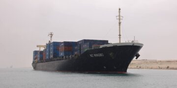 قناة السويس: عبور 39 سفينة اليوم وإجراءات احترازية لمواجهة سوء الأحوال الجوية