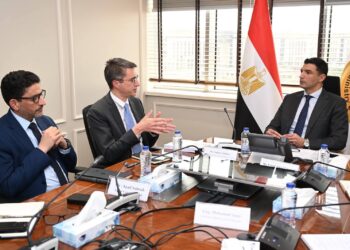 الصناعة تبحث مع البنك الدولي ومؤسسة التمويل الدولية دعم المشروعات الصناعية