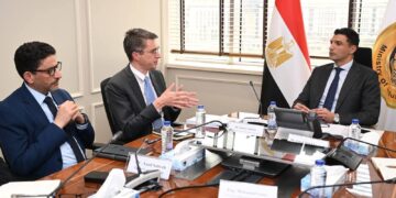 الصناعة تبحث مع البنك الدولي ومؤسسة التمويل الدولية دعم المشروعات الصناعية