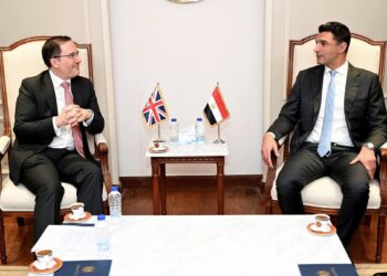 الصناعة تبحث مع السفير البريطاني تعزيز التعاون الصناعي وزيادة الاستثمارات