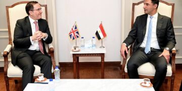 الصناعة تبحث مع السفير البريطاني تعزيز التعاون الصناعي وزيادة الاستثمارات