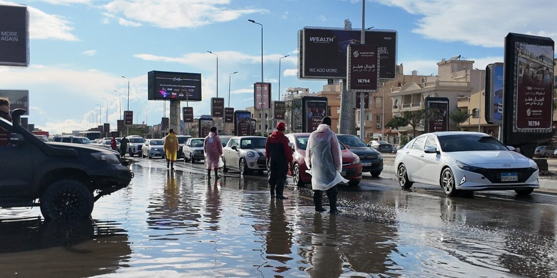 الهلال الأحمر المصري يدفع بفرق الطوارئ لمواجهة السيول وموجة الأمطار