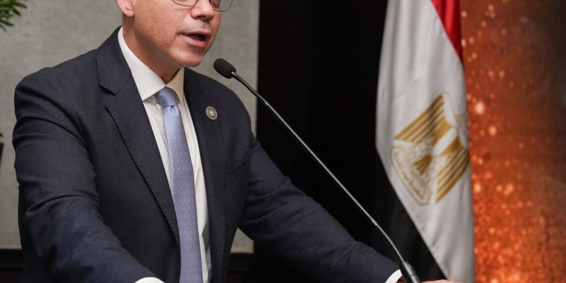 وزير الاستثمار يكرم المتميزين بالهيئة العامة للاستثمار والمناطق الحرة