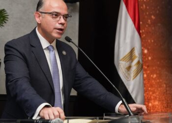 وزير الاستثمار يكرم المتميزين بالهيئة العامة للاستثمار والمناطق الحرة