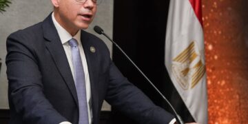 وزير الاستثمار يكرم المتميزين بالهيئة العامة للاستثمار والمناطق الحرة