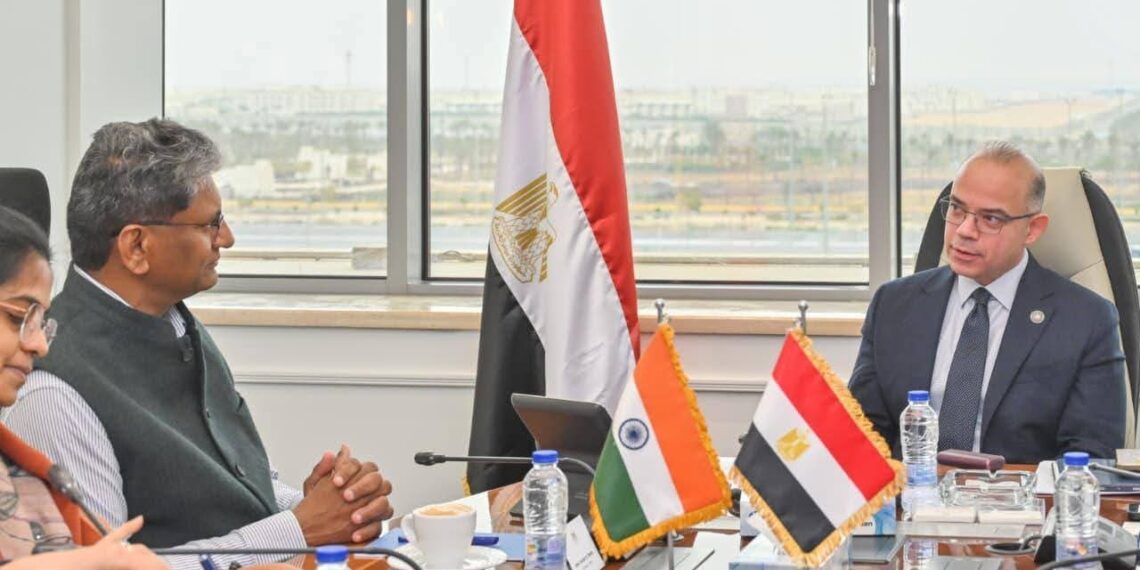 الاستثمار تبحث مع السفير الهندي تعزيز الشراكة الاقتصادية وزيادة التبادل التجاري