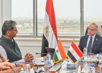 الاستثمار تبحث مع السفير الهندي تعزيز الشراكة الاقتصادية وزيادة التبادل التجاري