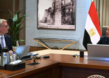 الحكومة تبدأ قيد 10 شركات بترول بالبورصة ضمن برنامج الطروحات