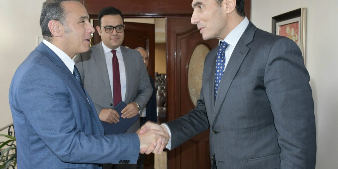وزير الشباب ورئيس الرقابة المالية يبحثان تعزيز التعاون لتمكين الشباب اقتصاديًا