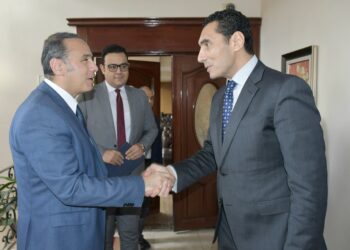 وزير الشباب ورئيس الرقابة المالية يبحثان تعزيز التعاون لتمكين الشباب اقتصاديًا