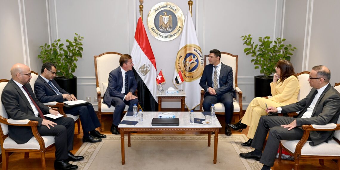 وزير الصناعة يبحث مع سفير سويسرا تعزيز التعاون للوصول إلى شراكة صناعية