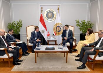 وزير الصناعة يبحث مع سفير سويسرا تعزيز التعاون للوصول إلى شراكة صناعية