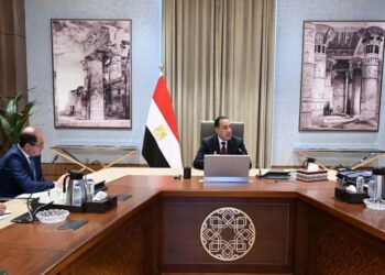 مدبولي يتابع مع وزيري المالية والبترول ملفات تأمين الوقود وسداد مستحقات الشركاء الأجانب