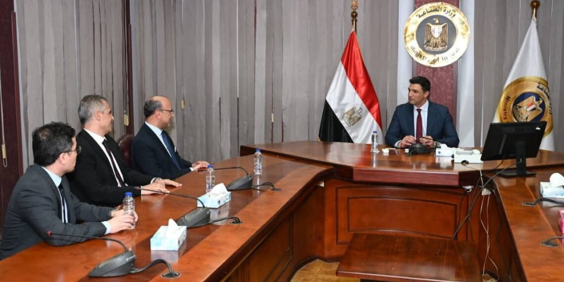 وزير الصناعة يبحث خطط «صافولا» التوسعية في مصر