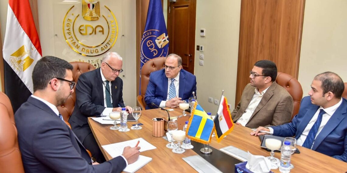 رئيس هيئة الدواء يبحث مع سفير السويد تعزيز التعاون والشراكة الدوائية