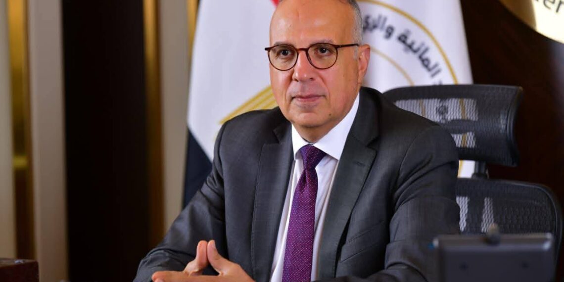 إزالة تعديات على النيل ضمن مشروع ضبط المجرى