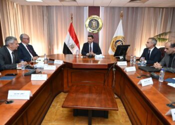 وزارة الصناعة تبحث دعم وتطوير قطاع الأدوية وتعزيز صادراته