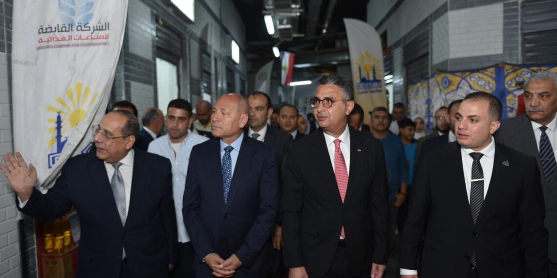 وزير التموين ومحافظ القاهرة يفتتحان معرض «أهلاً بالعيد» بالسوق الحضاري بحدائق القبة
