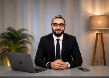 خبرات تتجاوز 18 عامًا.. محمد الجمل يقود القطاع التجاري في «Center of Earth»
