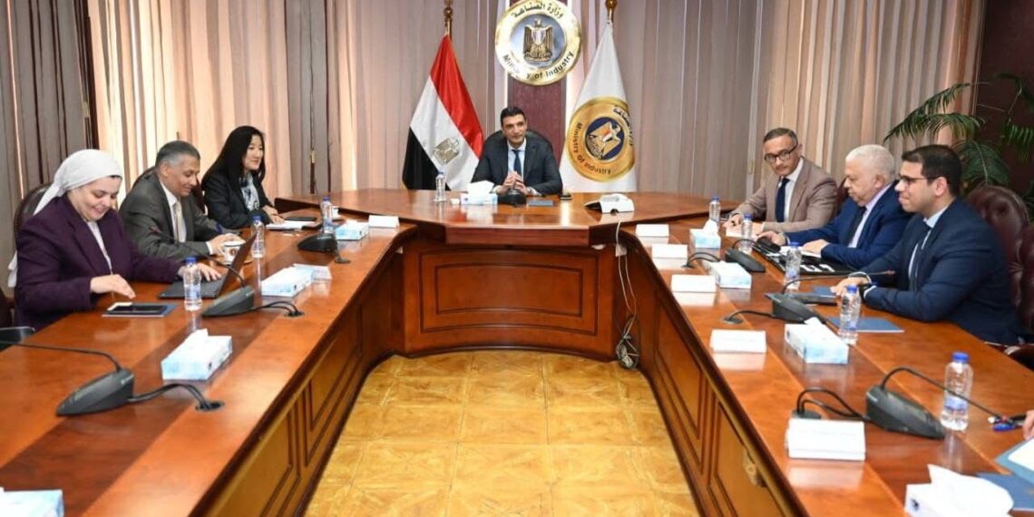“الصناعة”تبحث مع برنامج الأمم المتحدة الإنمائي تعزيز التعاون في التحول الأخضر والطاقة المتجددة