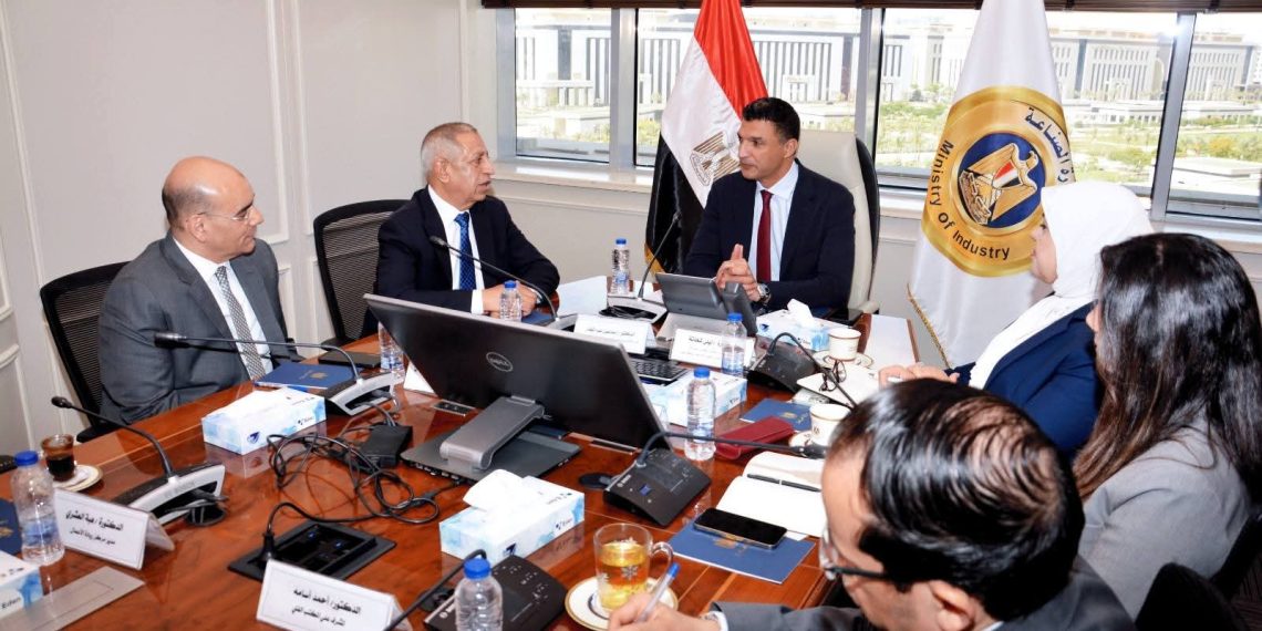 الصناعة تبحث مع الأكاديمية العربية تعزيز التعاون في البحث العلمي والتدريب