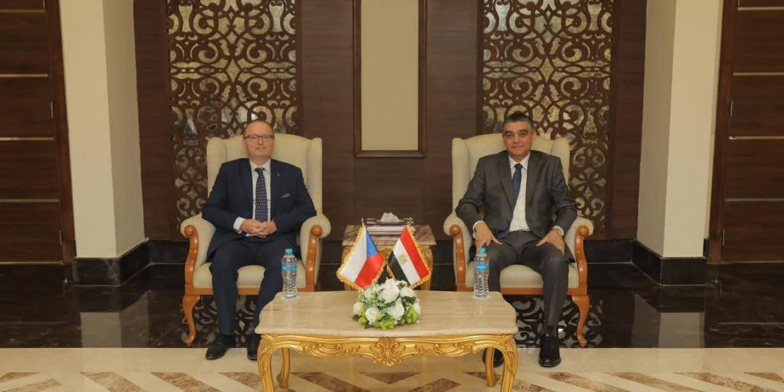 شراكة مصرية تشيكية لتوطين صناعة الأسرة الطبية ونقل التكنولوجيا.