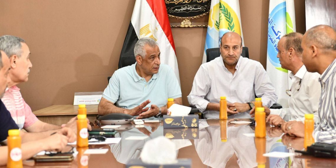 وزير الإنتاج الحربي يتابع مشروعات “حياة كريمة” بأسيوط ويهدد بسحب الأعمال من المتعثرين