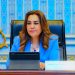 عنوان مختصر:  بدء تشغيل منظومة متطورة لرصد ملوثات الهواء والغازات الدفيئة بالقاهرة الكبرى  أعلنت الدكتورة منال عوض، وزيرة التنمية المحلية والبيئة، بدء تركيب وتشغيل أحدث أجهزة رصد ملوثات الهواء والغازات الدفيئة في 12 محطة بالقاهرة الكبرى، ضمن مشروع إدارة تلوث الهواء وتغير المناخ الممول من البنك الدولي، في خطوة تُعد الأولى من نوعها في مصر والمنطقة.  ويشمل التطوير إدخال تقنيات حديثة لرصد الكربون الأسود والميثان وثاني أكسيد الكربون، إلى جانب قياس الجسيمات فائقة الدقة (PM1) والجسيمات الدقيقة الأخرى، بما يعزز دقة متابعة مستويات التلوث وتأثيراتها الصحية والبيئية.  وأكدت الوزيرة أن المشروع يمثل نقلة نوعية في منظومة الرصد البيئي، ويدعم جهود الدولة في تحسين جودة الهواء ومواجهة تغير المناخ، مشيرة إلى تطوير محطة “قها” لتصبح محطة مرجعية متكاملة لرصد الملوثات وتتبع نوبات التلوث القادمة من مناطق الدلتا بدقة عالية.  ومن المتوقع أن تسهم المنظومة الجديدة في توفير بيانات متقدمة تدعم اتخاذ القرار البيئي، وتحديد مصادر التلوث، وتعزيز كفاءة السياسات والإجراءات الرامية إلى خفض الانبعاثات وتحسين جودة الحياة للمواطنين.