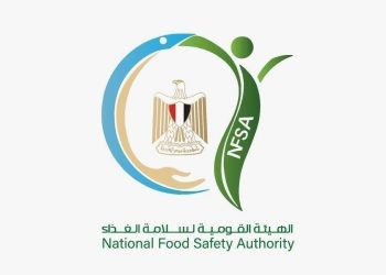 حملات رقابية بإنقاذ الغذاء تضبط منتجات غير مطابقة بالبحيرة  نفذت الهيئة القومية لسلامة الغذاء حملتين رقابيتين موسعتين بمركزي إيتاي البارود ودمنهور بمحافظة البحيرة، بالتعاون مع الجهات المعنية، لضبط الأسواق والتأكد من التزام المنشآت الغذائية باشتراطات السلامة.  وأسفرت الحملات، التي جاءت في إطار توجيهات الدكتور طارق الهوبي، رئيس الهيئة القومية لسلامة الغذاء، عن ضبط والتحفظ على كميات من اللحوم ومنتجاتها غير المطابقة للاشتراطات، تضمنت منتجات مجهولة المصدر وأخرى ظهرت عليها علامات فساد وتغير في خواصها الطبيعية.  وشملت أعمال التفتيش مراجعة المنتجات الغذائية المتداولة، وإجراءات التخزين والتداول داخل المنشآت، للتأكد من تطبيق المعايير الصحية المعتمدة، مع تحرير محاضر بالمخالفات واتخاذ الإجراءات القانونية اللازمة تجاه المخالفين.  وأكدت الهيئة استمرار حملاتها الرقابية بمختلف المحافظات بالتعاون مع الجهات التنفيذية، بهدف تعزيز الرقابة على الأسواق وضمان تداول أغذية آمنة وحماية صحة المستهلك.