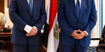 مصر والسويد تبحثان تعزيز التعاون في الملكية الفكرية والصناعات الدوائية استقبل الدكتور هشام عزمي، رئيس الجهاز المصري للملكية الفكرية، سفير السويد بالقاهرة داج يولين دانفيلت، لبحث سبل تعزيز التعاون المشترك في مجالات حماية حقوق الملكية الفكرية، ودعم الابتكار والاستثمار، خاصة في قطاعات الصناعة الدوائية والتكنولوجيا. وتناول اللقاء فرص تبادل الخبرات وتطوير آليات حماية الملكية الفكرية، بما يسهم في دعم التنمية الاقتصادية، وتشجيع نقل التكنولوجيا، وتعزيز الشراكات الاستثمارية بين مصر والسويد. وأكد الدكتور هشام عزمي أن منظومة الملكية الفكرية تمثل ركيزة أساسية لبناء اقتصاد قائم على المعرفة والابتكار، مشيرًا إلى جهود الجهاز في تطوير منظومة متكاملة لحماية حقوق المبتكرين وأصحاب براءات الاختراع والعلامات التجارية وفق المعايير الدولية. كما أوضح أهمية دور حماية الملكية الفكرية في جذب الاستثمارات وتعزيز ثقة الشركات العالمية في السوق المصرية، خاصة مع توجه الدولة نحو دعم الصناعة الوطنية وتوطين الصناعات الدوائية والتكنولوجية وتحقيق الأمن الدوائي. من جانبه، أشاد السفير السويدي بتطور منظومة الملكية الفكرية في مصر، مؤكدًا أهمية وجود بيئة تشريعية ومؤسسية قوية لحماية الابتكار ودعم الاستثمارات، معربًا عن تطلعه لتعزيز التعاون ونقل الخبرات بين البلدين. واختتم الجانبان اللقاء بالتأكيد على استمرار التنسيق المشترك لدعم الابتكار، ونقل التكنولوجيا، وتشجيع الاستثمارات النوعية بما يعزز العلاقات المصرية السويدية ويدعم أهداف التنمية المستدامة.