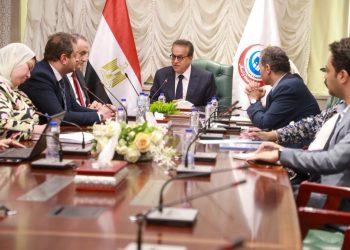 وزير الصحة يبحث إنشاء فرع لمركز باراكير العالمي لطب العيون بالقاهرة
