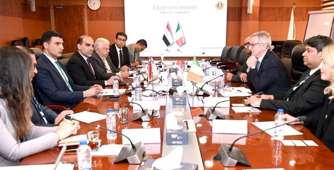 وزير الصناعة يبحث مع أيرلندا فرص التعاون في الصناعات الدوائية والطاقة المتجددة