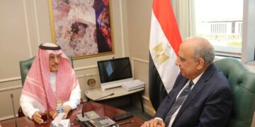 «الكهرباء» تتابع مع «أكوا باور» السعودية تنفيذ مشروعات رياح بقدرة 2300 ميجاوات