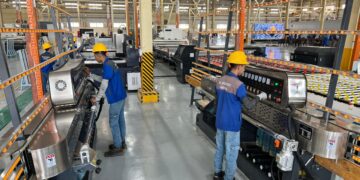 وزارة النقل تتعاقد مع مجموعة العربي لتوريد زجاج القطارات الروسية. 