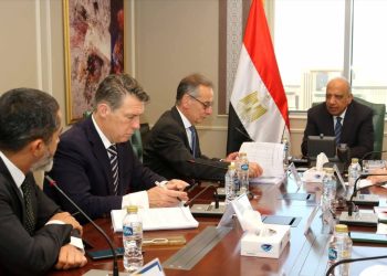 وزير الكهرباء يبحث مع البنك الأوروبي لإعادة الإعمار والتنمية دعم الشبكة القومية والتوسع في الطاقة المتجددة