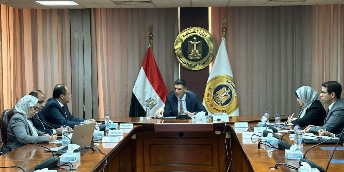 الصناعة تبحث مع تنمية الصعيد التوسع في المشروعات الصناعية وإعادة تشغيل الأصول غير المستغلة