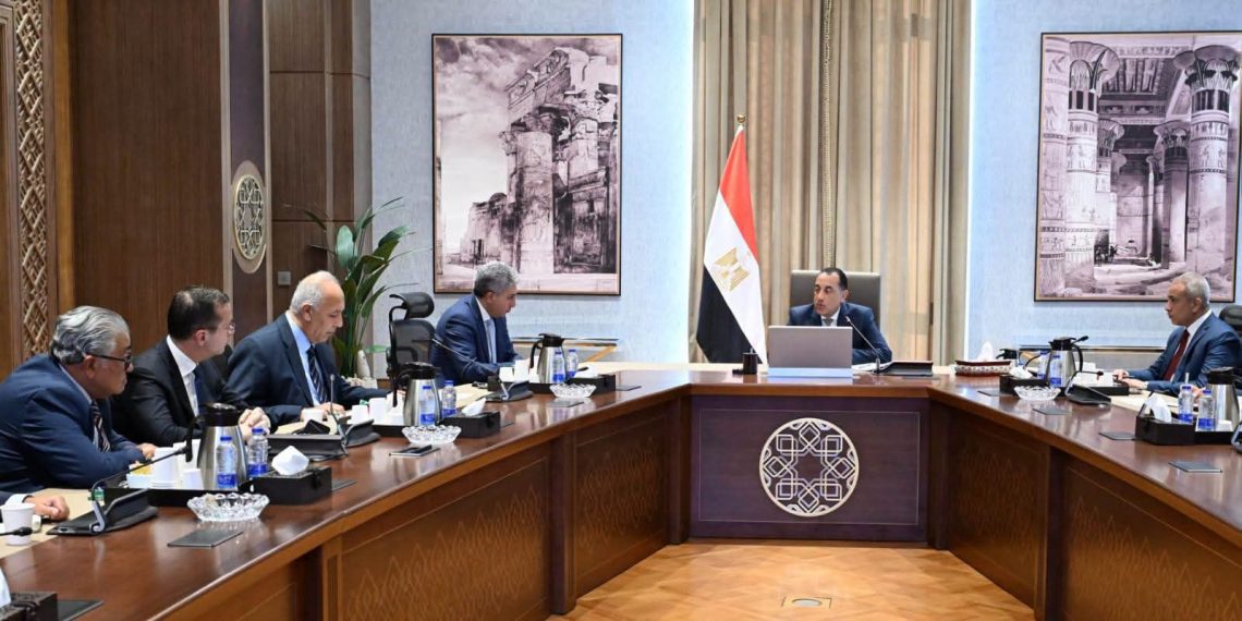 مدبولي يبحث مع مستثمري السياحة والطيران مقترحات زيادة الحركة الوافدة وتطوير المطارات السياحية