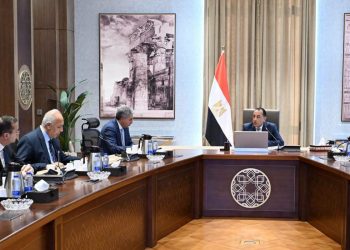 مدبولي يبحث مع مستثمري السياحة والطيران مقترحات زيادة الحركة الوافدة وتطوير المطارات السياحية