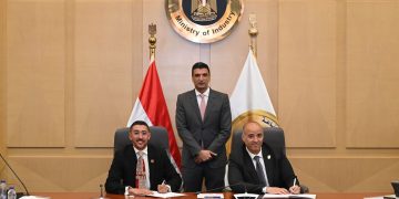 وزير الصناعة يشهد شراكة لتطوير المركبات الكهربائية وتأهيل كوادر هندسية جديدة