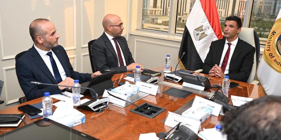 وزير الصناعة يبحث توسعات ABB مصر وتعزيز التصنيع المحلي والتصدير